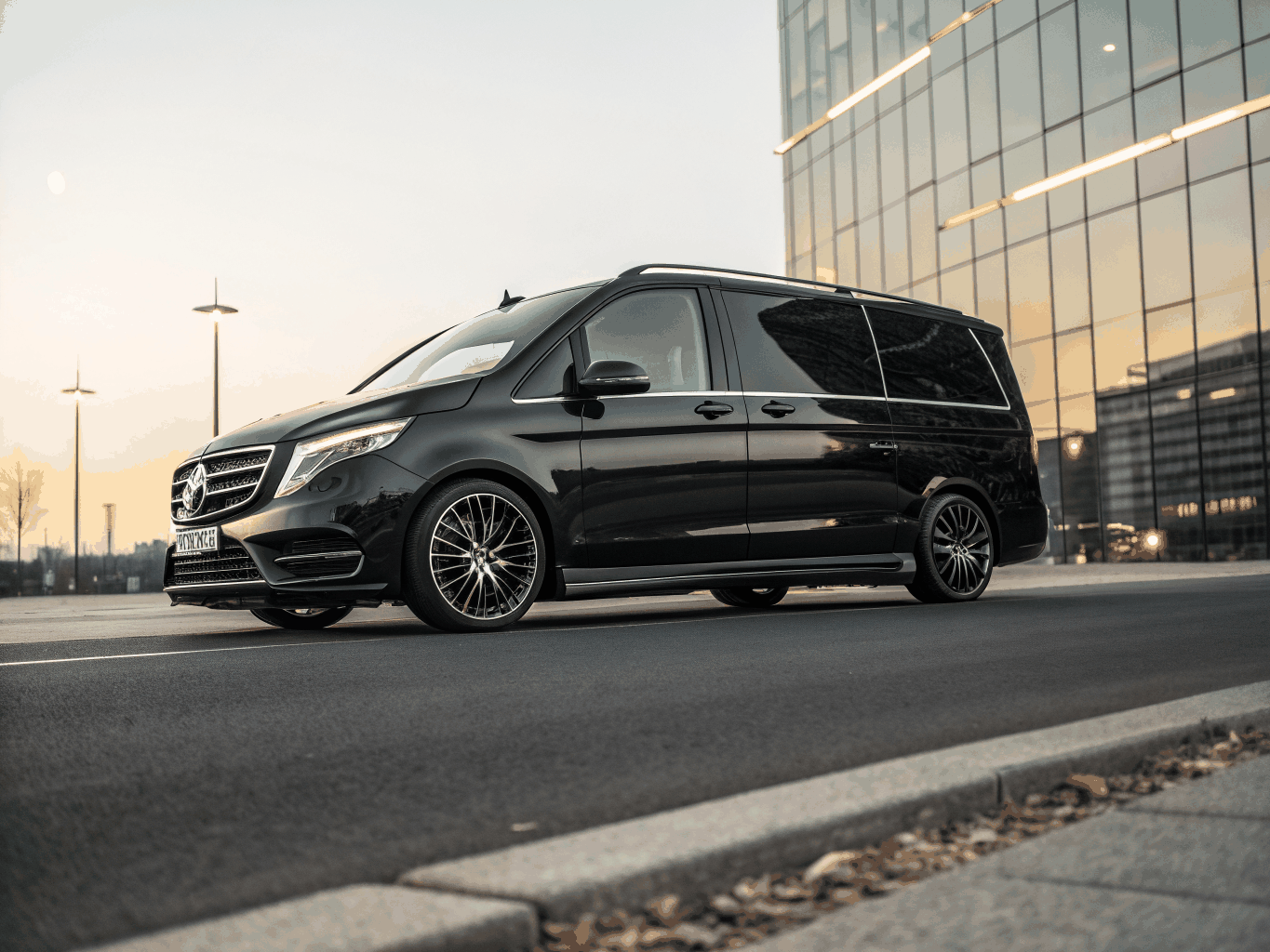 Qara Mercedes-Benz V-Class lüks biznes miniveni