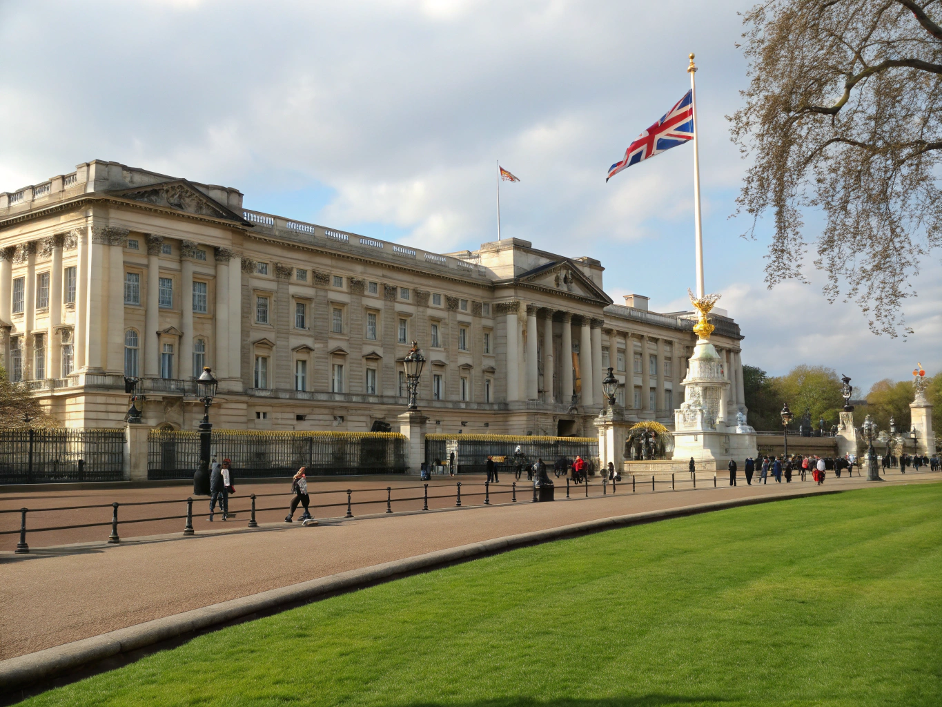 Buckingham Palace-ın zərif qapıları və işıqlı fasadı