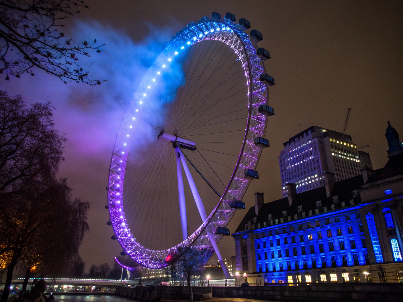 Axşam işıqları ilə London Eye panoram təkəri
