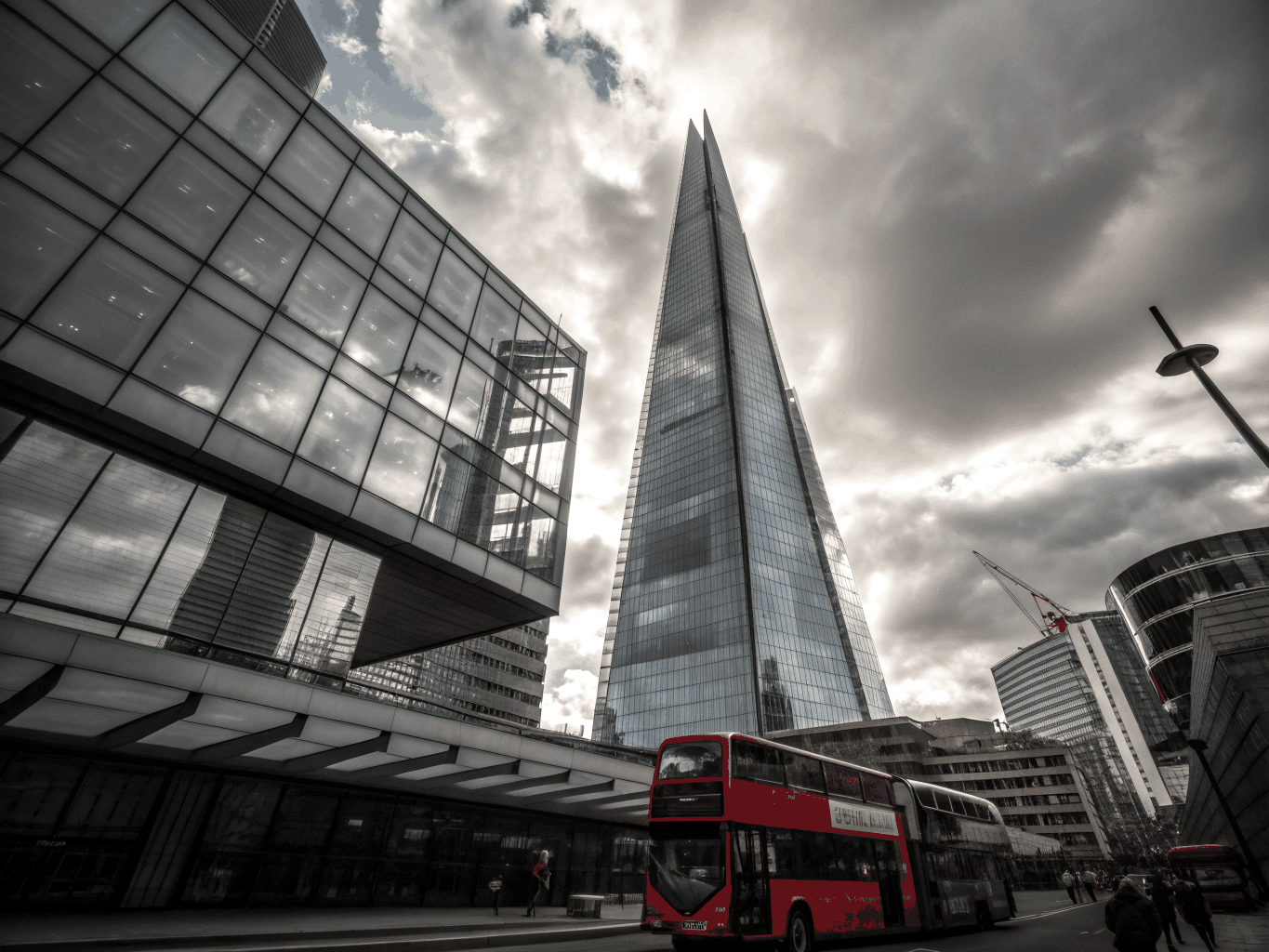 Axşam səmasında parlayan The Shard qülləsi