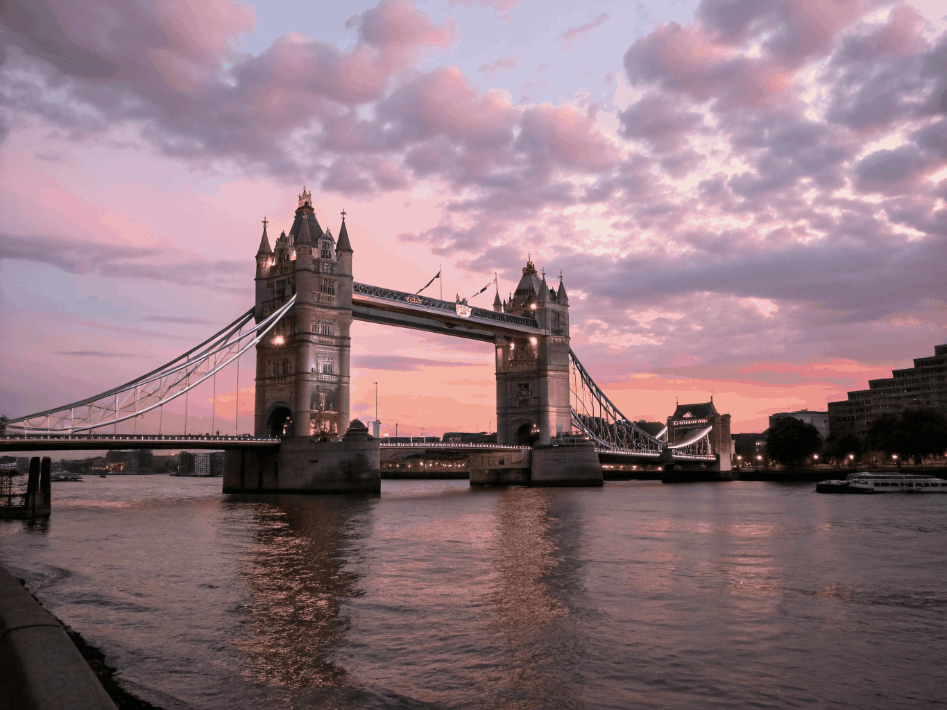 Axşam çağı işıqları ilə Tower Bridge