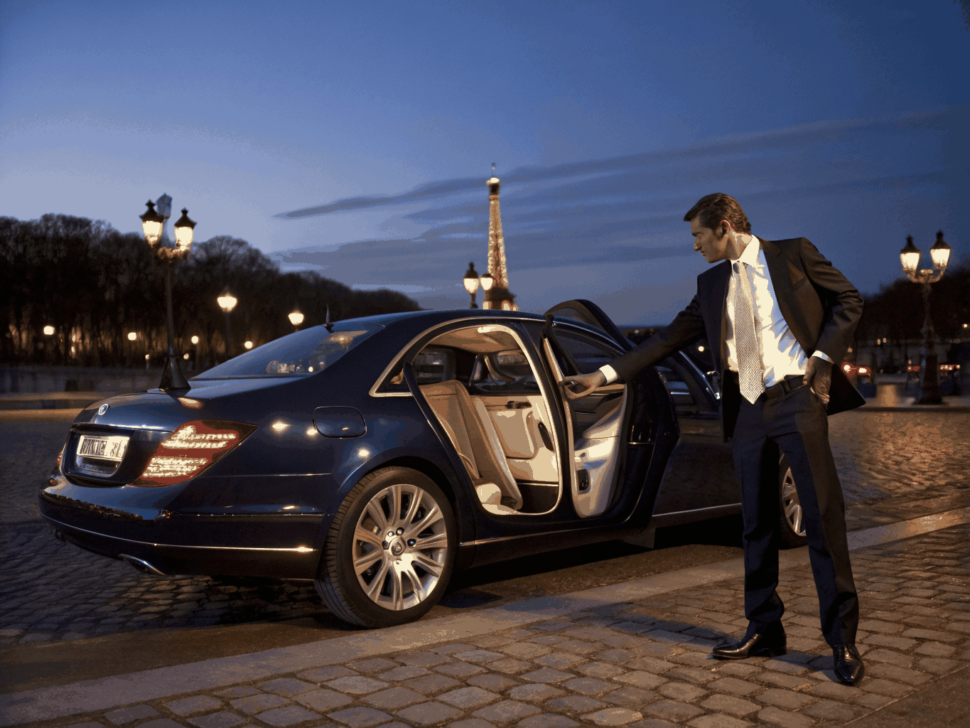 Parisdə Eyfel qülləsi önündə Mercedes-Benz lüks transfer avtomobili